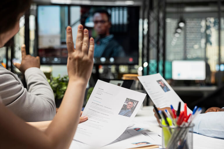 Choose Between In-House vs. Offshore AR Clerk Talent